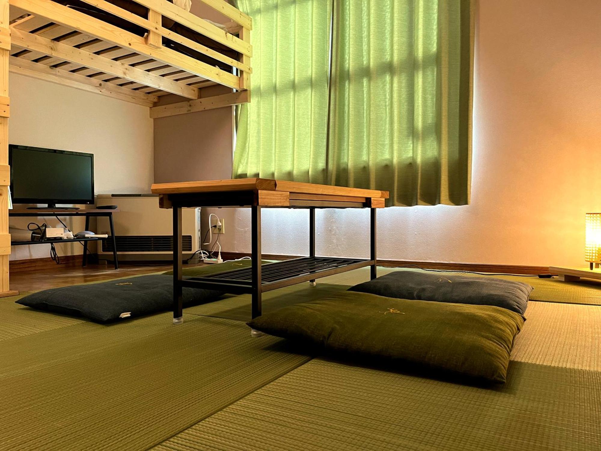 Apartment シティ湯川d号室 *